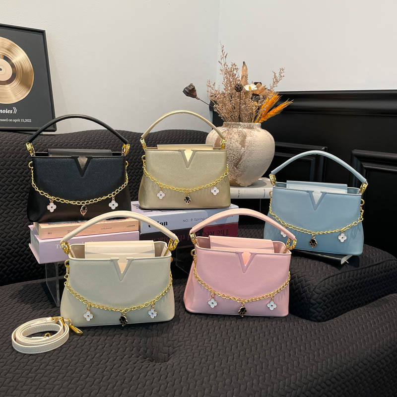 Interior Design Trends 2026 - Bolso de Hombro Clásico de Piel